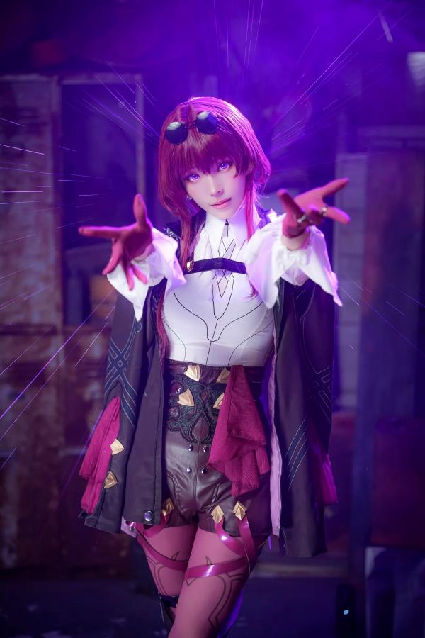    Ely_eee(ElyEE子) 卡芙卡Cosplay大片，冷艳迷人紫色氛围，精致还原完美身材与修长美腿 [20P]第8张图片