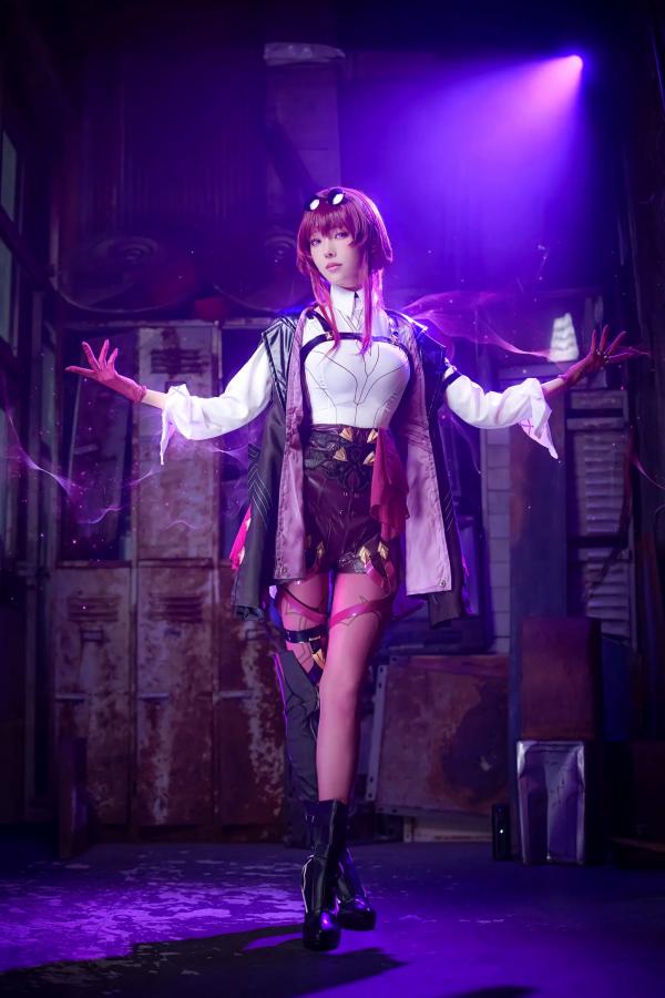    Ely_eee(ElyEE子) 卡芙卡Cosplay大片，冷艳迷人紫色氛围，精致还原完美身材与修长美腿 [20P]第9张图片