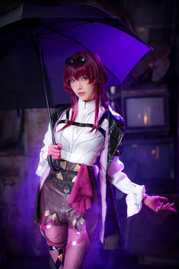    Ely_eee(ElyEE子) 卡芙卡Cosplay大片，冷艳迷人紫色氛围，精致还原完美身材与修长美腿 [20P]第10张图片