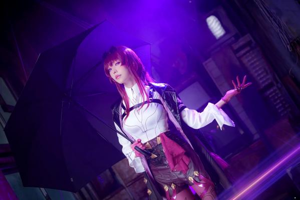    Ely_eee(ElyEE子) 卡芙卡Cosplay大片，冷艳迷人紫色氛围，精致还原完美身材与修长美腿 [20P]第11张图片