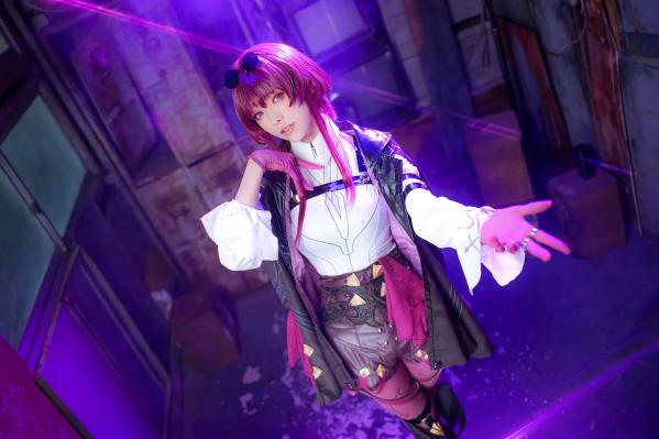   Ely_eee(ElyEE子) 卡芙卡Cosplay大片，冷艳迷人紫色氛围，精致还原完美身材与修长美腿 [20P]第12张图片