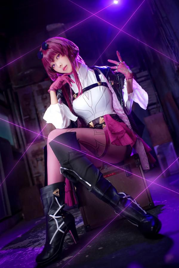    Ely_eee(ElyEE子) 卡芙卡Cosplay大片，冷艳迷人紫色氛围，精致还原完美身材与修长美腿 [20P]第13张图片