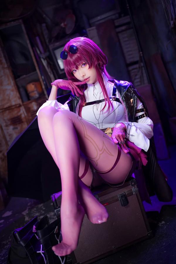    Ely_eee(ElyEE子) 卡芙卡Cosplay大片，冷艳迷人紫色氛围，精致还原完美身材与修长美腿 [20P]第16张图片