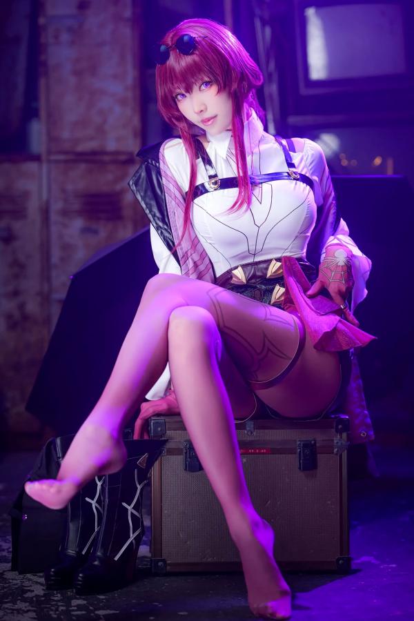    Ely_eee(ElyEE子) 卡芙卡Cosplay大片，冷艳迷人紫色氛围，精致还原完美身材与修长美腿 [20P]第17张图片