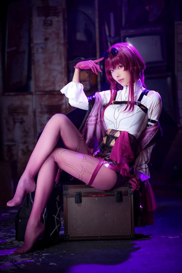    Ely_eee(ElyEE子) 卡芙卡Cosplay大片，冷艳迷人紫色氛围，精致还原完美身材与修长美腿 [20P]第18张图片