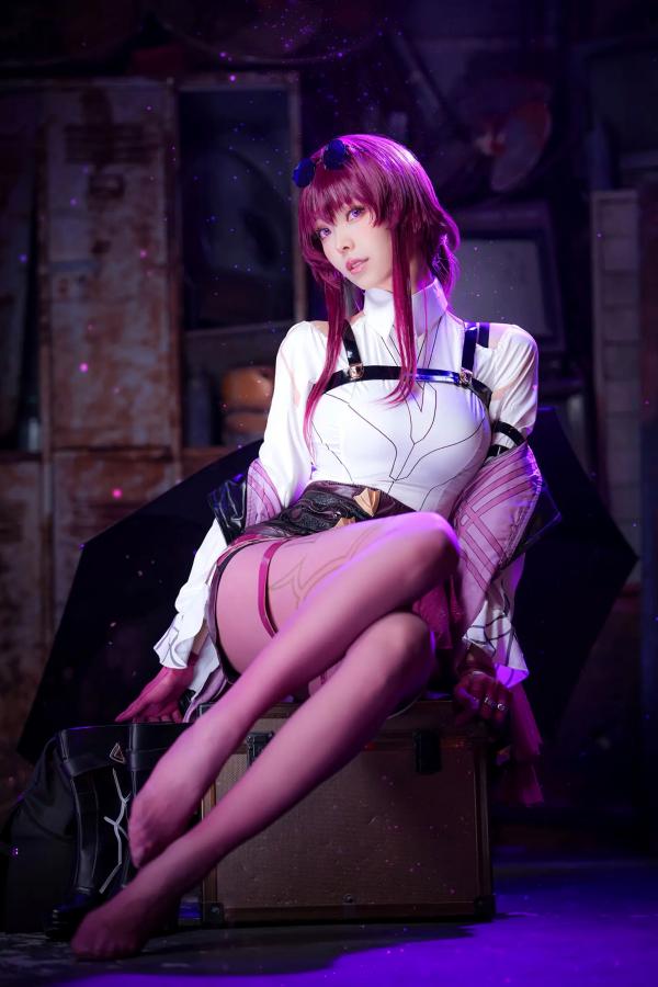    Ely_eee(ElyEE子) 卡芙卡Cosplay大片，冷艳迷人紫色氛围，精致还原完美身材与修长美腿 [20P]第19张图片