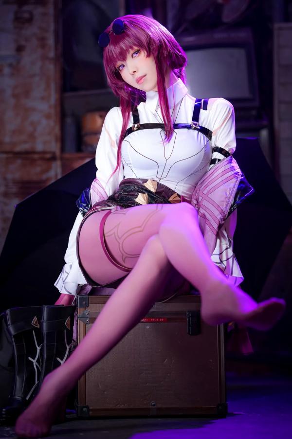    Ely_eee(ElyEE子) 卡芙卡Cosplay大片，冷艳迷人紫色氛围，精致还原完美身材与修长美腿 [20P]第20张图片