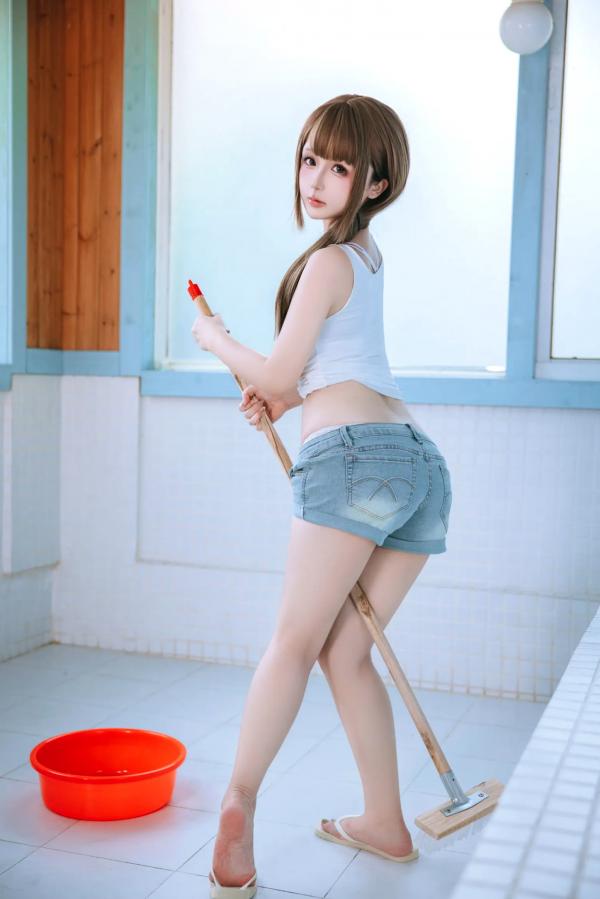    日奈娇 - 男浴室保洁员：极致白嫩私房角色扮演，纯欲萝莉浴室诱惑大片 [170P]第13张图片