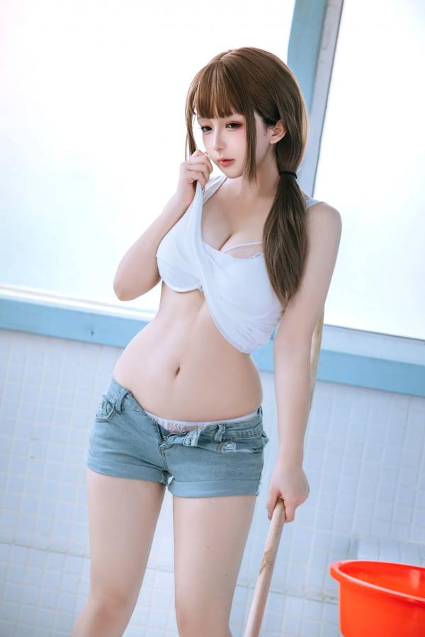    日奈娇 - 男浴室保洁员：极致白嫩私房角色扮演，纯欲萝莉浴室诱惑大片 [170P]第17张图片