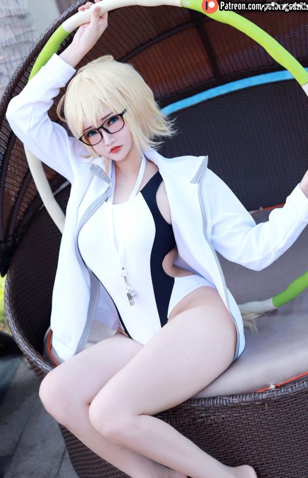    Potato-Godzilla 贞德Cosplay：泳池边的眼镜少女，清新动人的泳装写真第1张图片