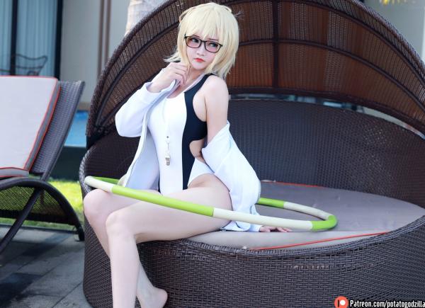    Potato-Godzilla 贞德Cosplay：泳池边的眼镜少女，清新动人的泳装写真第2张图片