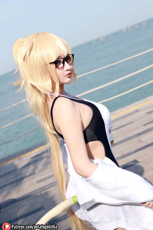    Potato-Godzilla 贞德Cosplay：泳池边的眼镜少女，清新动人的泳装写真第6张图片