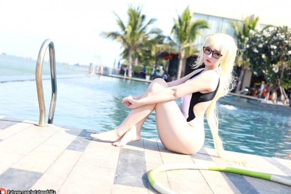    Potato-Godzilla 贞德Cosplay：泳池边的眼镜少女，清新动人的泳装写真第15张图片