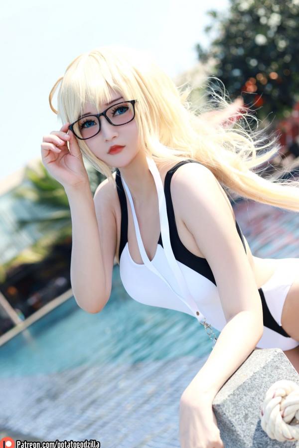    Potato-Godzilla 贞德Cosplay：泳池边的眼镜少女，清新动人的泳装写真第23张图片