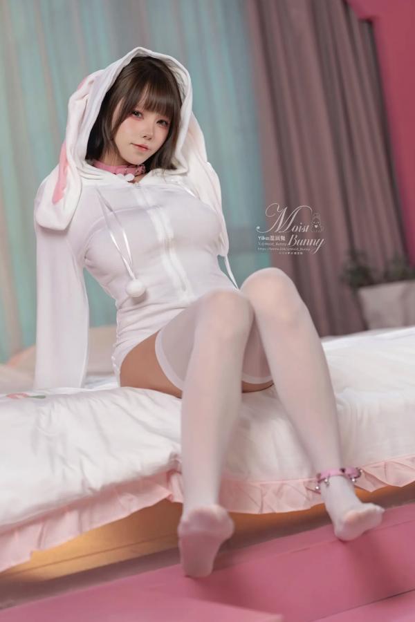    《咬一口兔娘 - 雪绒兔》纯欲兔女郎私房摄影，性感开衫与白丝诱惑，展现甜美尤物极致火辣身姿 [32P]第1张图片