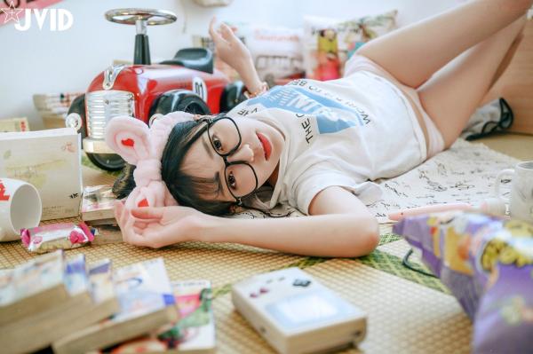    JVID-妍妍-Angel-鱼干女的秘密日常-居家私房-宅女风-眼镜娘-大尺度诱惑写真-2023.04.05第38张图片