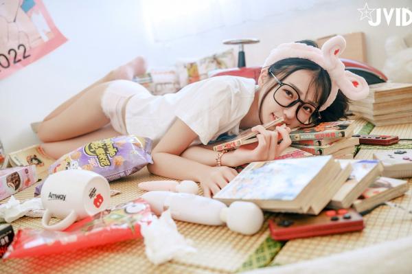    JVID-妍妍-Angel-鱼干女的秘密日常-居家私房-宅女风-眼镜娘-大尺度诱惑写真-2023.04.05第53张图片