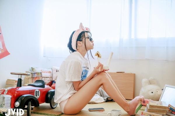    JVID-妍妍-Angel-鱼干女的秘密日常-居家私房-宅女风-眼镜娘-大尺度诱惑写真-2023.04.05第60张图片