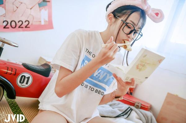    JVID-妍妍-Angel-鱼干女的秘密日常-居家私房-宅女风-眼镜娘-大尺度诱惑写真-2023.04.05第61张图片