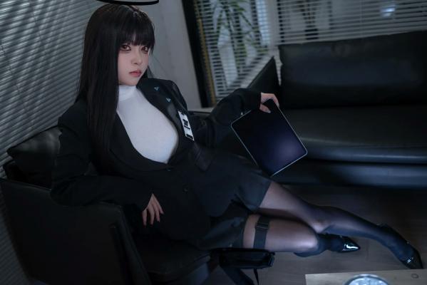    矢量鱼 - 蔚蓝档案调月莉音：清冷御姐职场制服与黑丝诱惑，还原度极高的办公室COSER [36P]第4张图片