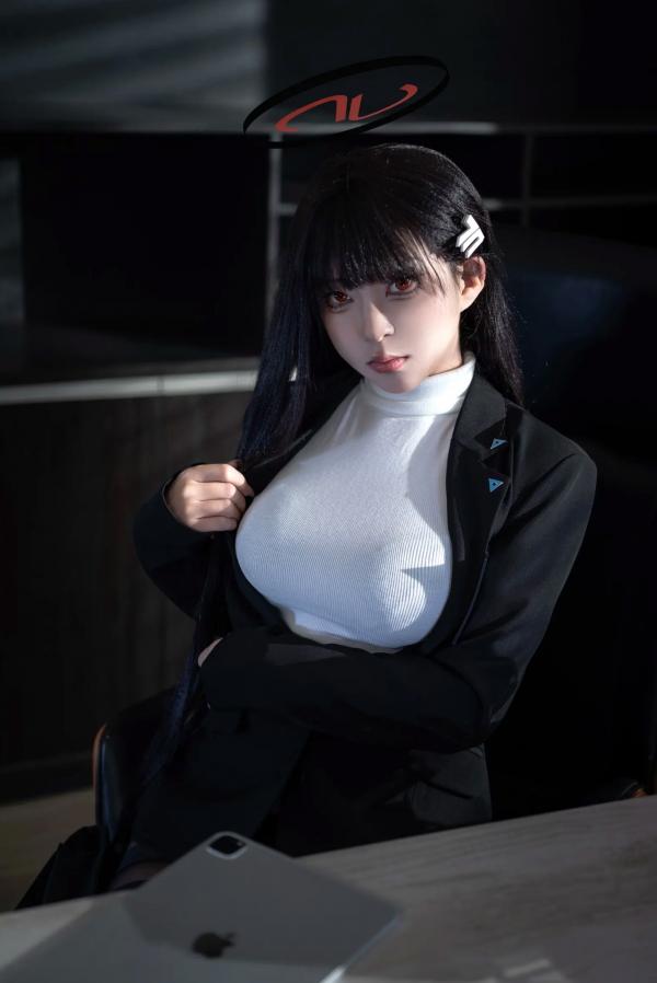    矢量鱼 - 蔚蓝档案调月莉音：清冷御姐职场制服与黑丝诱惑，还原度极高的办公室COSER [36P]第10张图片