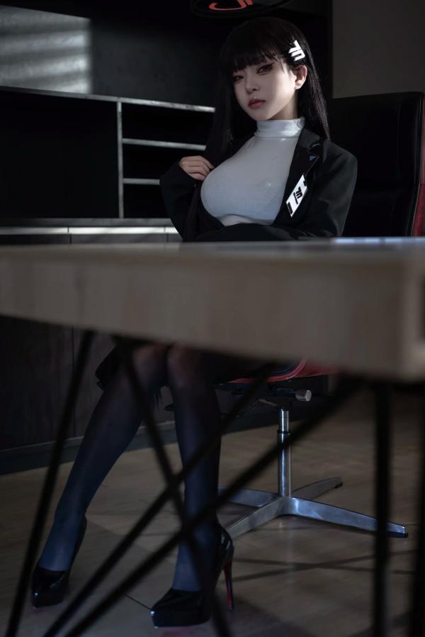    矢量鱼 - 蔚蓝档案调月莉音：清冷御姐职场制服与黑丝诱惑，还原度极高的办公室COSER [36P]第11张图片