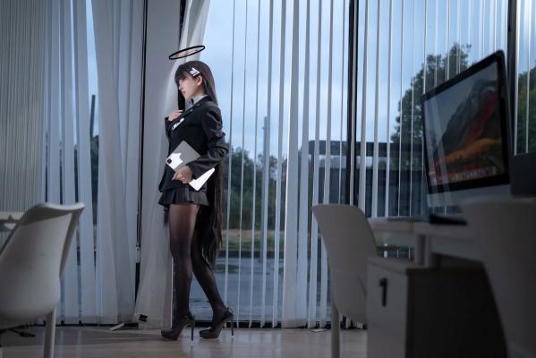    矢量鱼 - 蔚蓝档案调月莉音：清冷御姐职场制服与黑丝诱惑，还原度极高的办公室COSER [36P]第18张图片