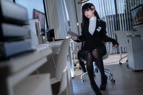    矢量鱼 - 蔚蓝档案调月莉音：清冷御姐职场制服与黑丝诱惑，还原度极高的办公室COSER [36P]第20张图片