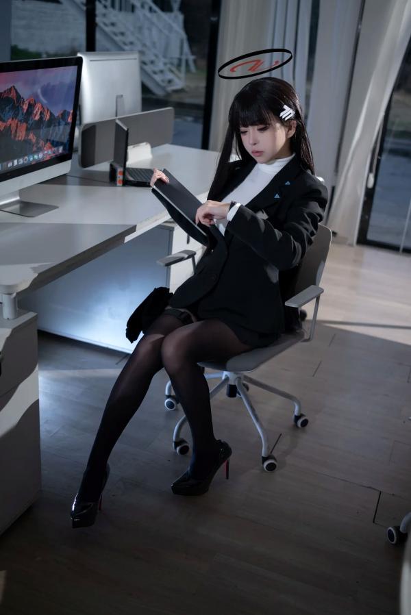    矢量鱼 - 蔚蓝档案调月莉音：清冷御姐职场制服与黑丝诱惑，还原度极高的办公室COSER [36P]第22张图片
