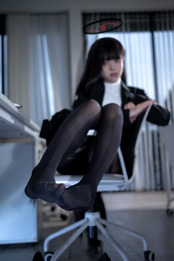    矢量鱼 - 蔚蓝档案调月莉音：清冷御姐职场制服与黑丝诱惑，还原度极高的办公室COSER [36P]第29张图片