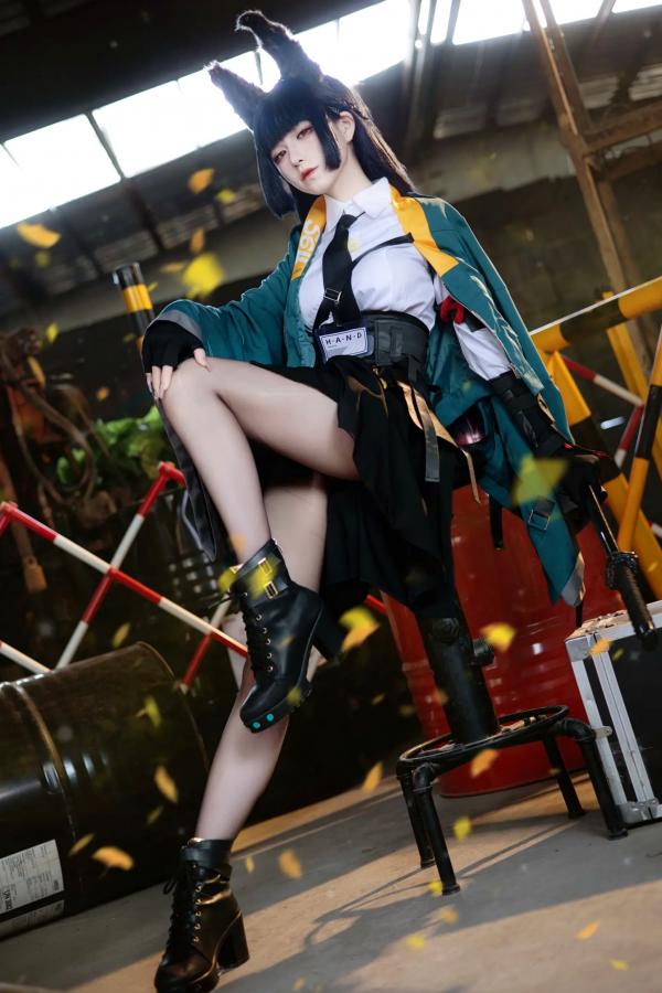    双木扶苏 - 绝区零星见雅COSPLAY 战术工装风冷艳御姐在废墟拍摄绝美还原 [30P]第1张图片