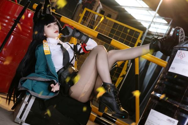    双木扶苏 - 绝区零星见雅COSPLAY 战术工装风冷艳御姐在废墟拍摄绝美还原 [30P]第10张图片