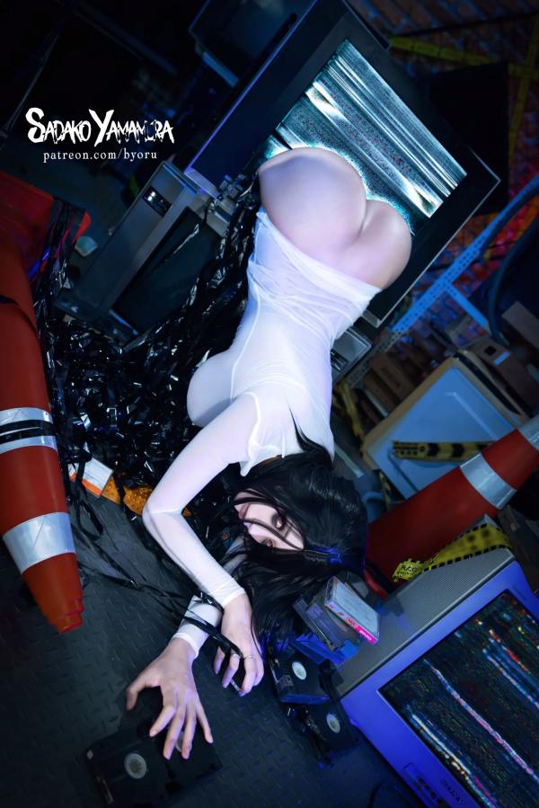    萝莉Byoru Sadako最新贞子主题COS写真，冷艳红眸紧身衣演绎恐怖诱惑，极致身材大尺度拍摄第28张图片