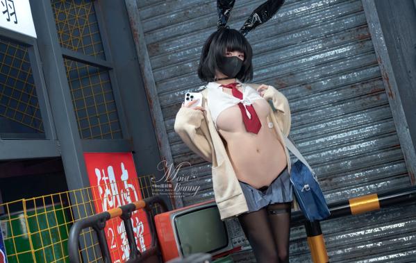    咬一口兔娘(Yiko湿润兔)10月作品：赛博逆JK制服诱惑，机车黑丝与大胆角色扮演的高能视觉盛宴[87P]第3张图片