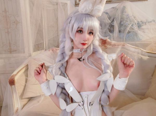    橙子喵酱-恶毒：纯白兔女郎Cosplay私房大尺度写真，银发少女二次元魅力诱惑第1张图片