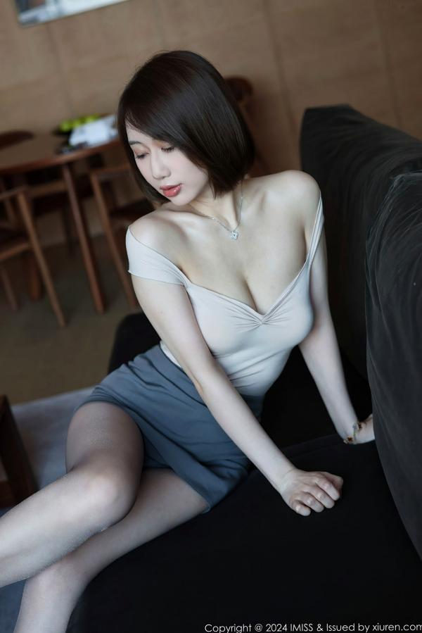    IMiss爱蜜社-778-瑞妤-性感私房照：修身白T搭配诱惑丁字裤，室内大胆动作展曼妙曲线与如玉肌肤，极致诱惑写真（2024.08.26）第11张图片