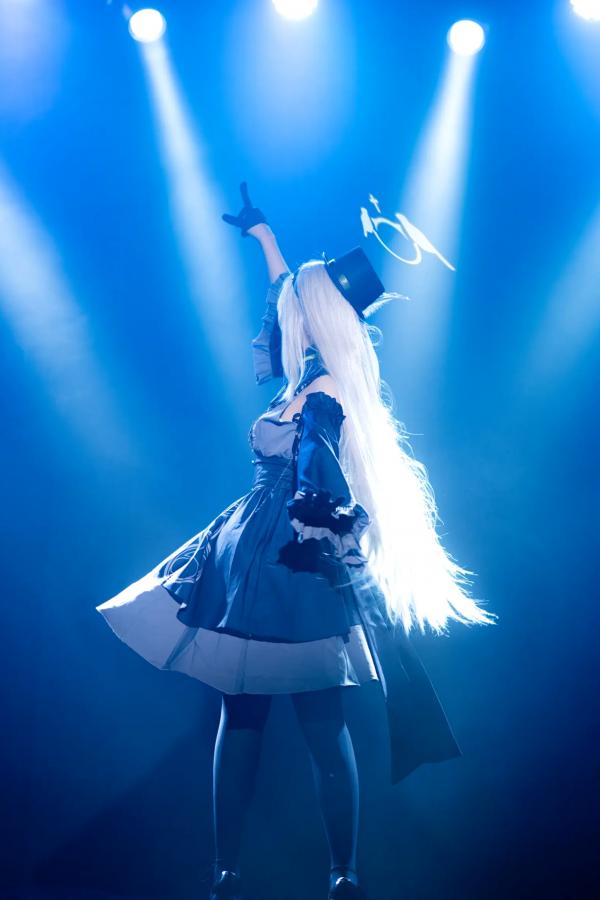    lunananya - 碧蓝档案歌住樱子Cosplay，梦幻舞台灯光下演绎高冷女神，精致哥特风造型与绝美黑丝诱惑第1张图片