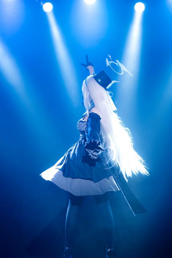    lunananya - 碧蓝档案歌住樱子Cosplay，梦幻舞台灯光下演绎高冷女神，精致哥特风造型与绝美黑丝诱惑第2张图片