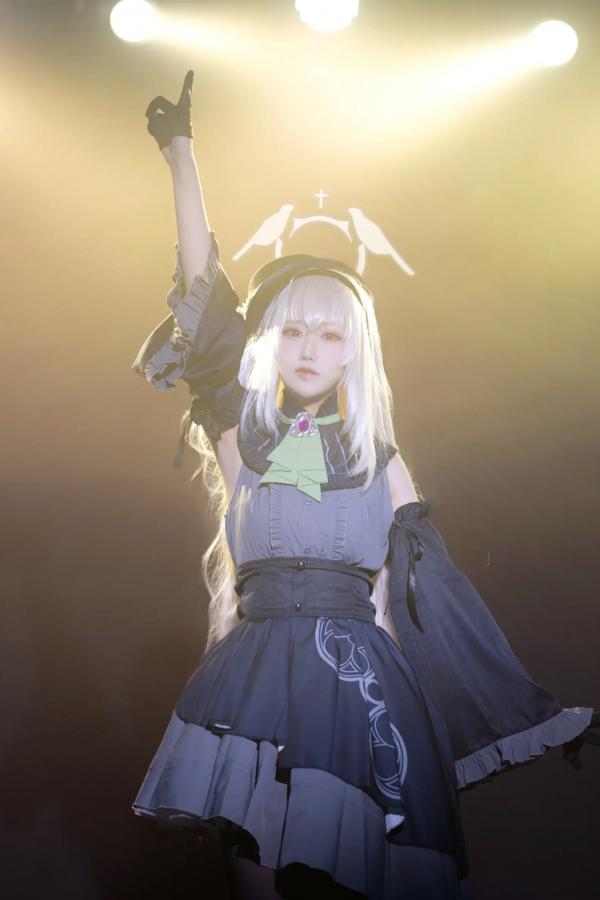    lunananya - 碧蓝档案歌住樱子Cosplay，梦幻舞台灯光下演绎高冷女神，精致哥特风造型与绝美黑丝诱惑第3张图片