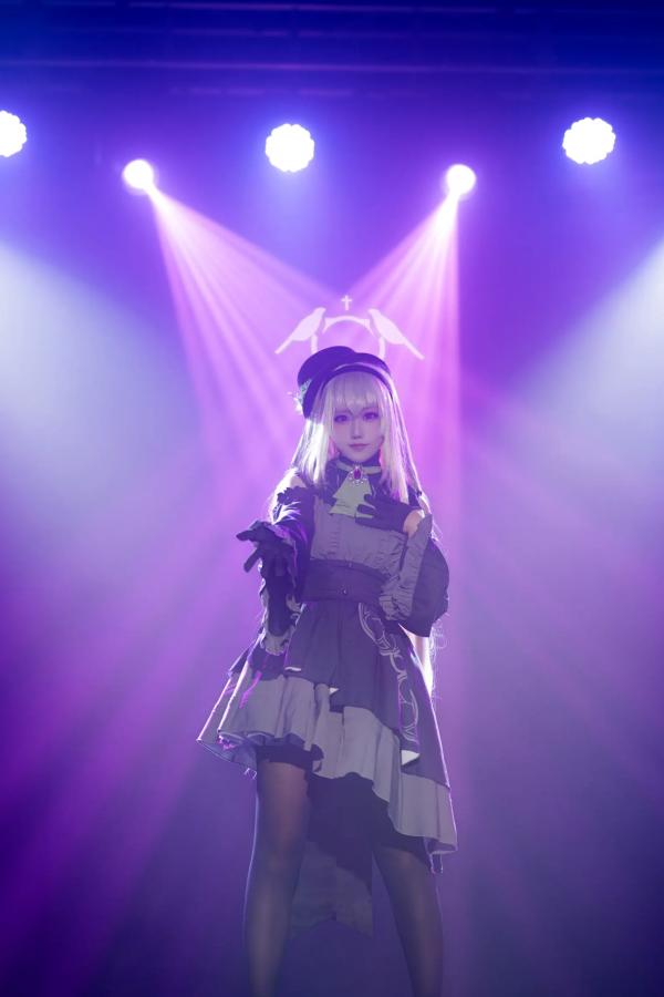   lunananya - 碧蓝档案歌住樱子Cosplay，梦幻舞台灯光下演绎高冷女神，精致哥特风造型与绝美黑丝诱惑第6张图片