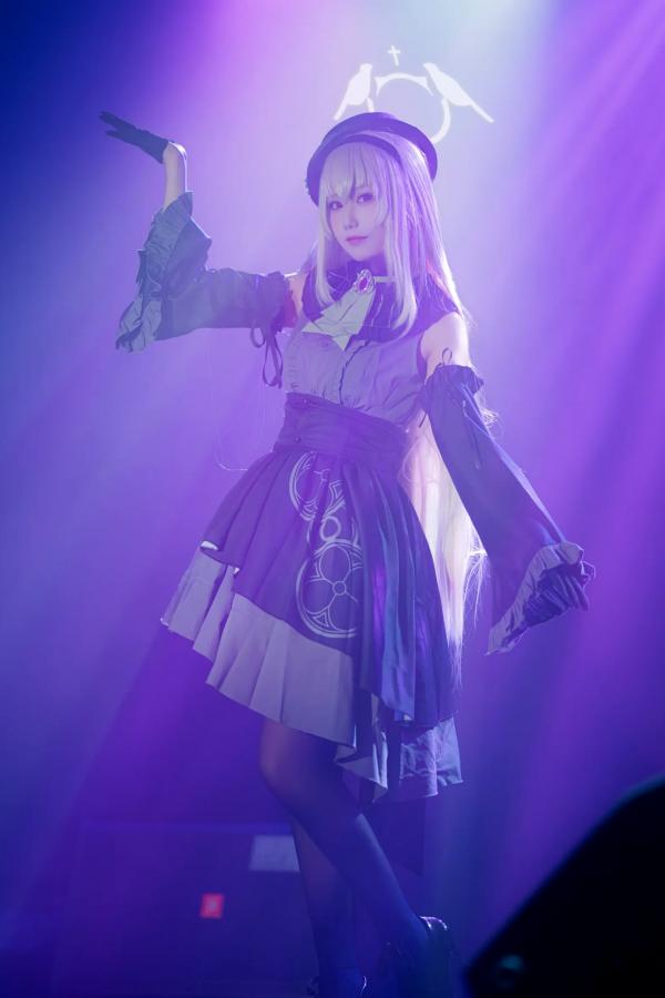    lunananya - 碧蓝档案歌住樱子Cosplay，梦幻舞台灯光下演绎高冷女神，精致哥特风造型与绝美黑丝诱惑第7张图片