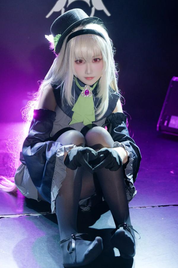   lunananya - 碧蓝档案歌住樱子Cosplay，梦幻舞台灯光下演绎高冷女神，精致哥特风造型与绝美黑丝诱惑第12张图片