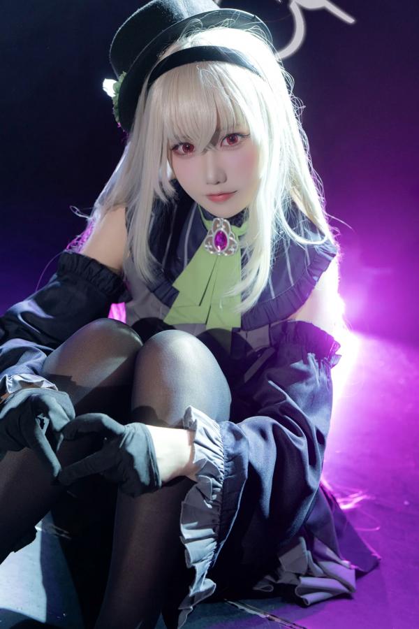    lunananya - 碧蓝档案歌住樱子Cosplay，梦幻舞台灯光下演绎高冷女神，精致哥特风造型与绝美黑丝诱惑第13张图片