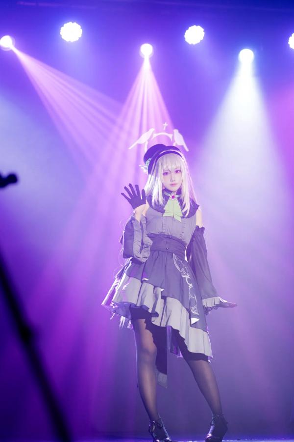    lunananya - 碧蓝档案歌住樱子Cosplay，梦幻舞台灯光下演绎高冷女神，精致哥特风造型与绝美黑丝诱惑第18张图片