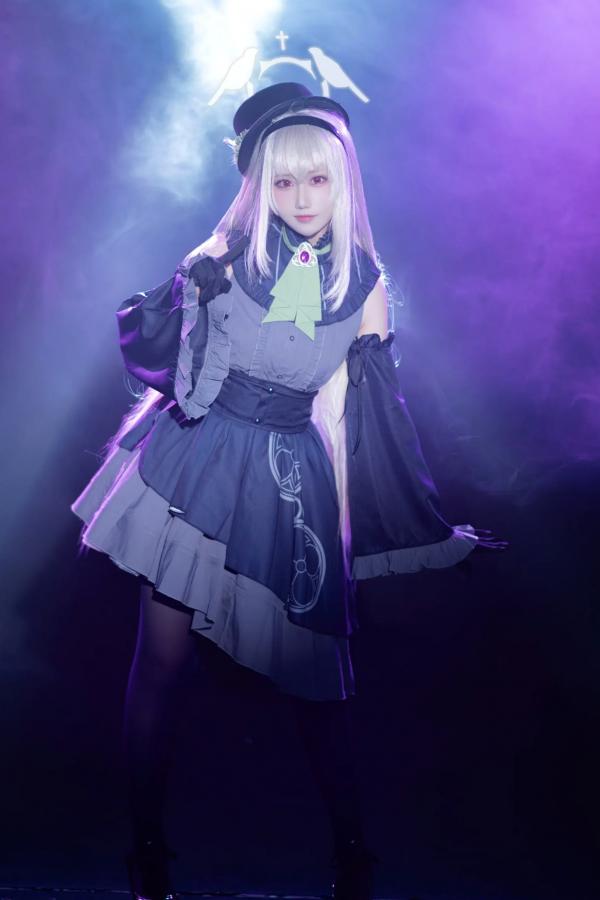    lunananya - 碧蓝档案歌住樱子Cosplay，梦幻舞台灯光下演绎高冷女神，精致哥特风造型与绝美黑丝诱惑第23张图片