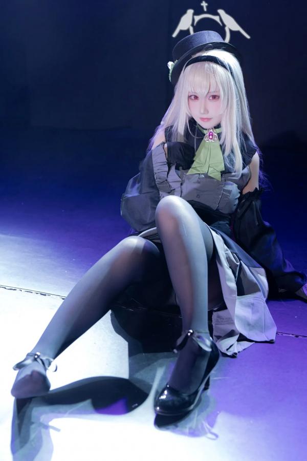    lunananya - 碧蓝档案歌住樱子Cosplay，梦幻舞台灯光下演绎高冷女神，精致哥特风造型与绝美黑丝诱惑第32张图片