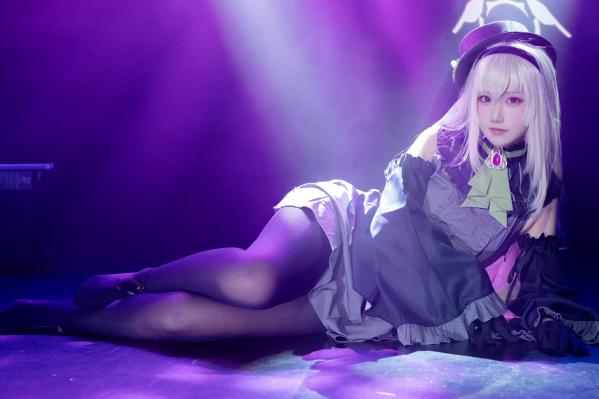    lunananya - 碧蓝档案歌住樱子Cosplay，梦幻舞台灯光下演绎高冷女神，精致哥特风造型与绝美黑丝诱惑第34张图片