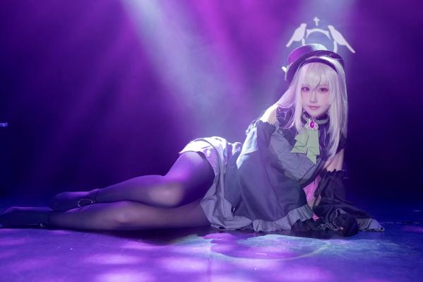    lunananya - 碧蓝档案歌住樱子Cosplay，梦幻舞台灯光下演绎高冷女神，精致哥特风造型与绝美黑丝诱惑第36张图片