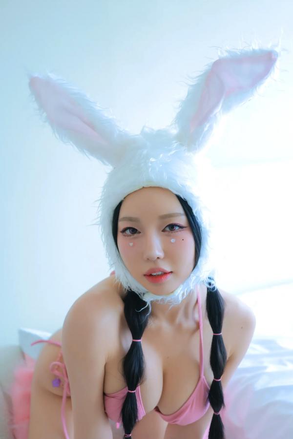    Dongeuran - Naked Bunny 兔女郎角色扮演写真，粉嫩比基尼萌系私房，性感火辣诱惑呈现 [210P]第7张图片