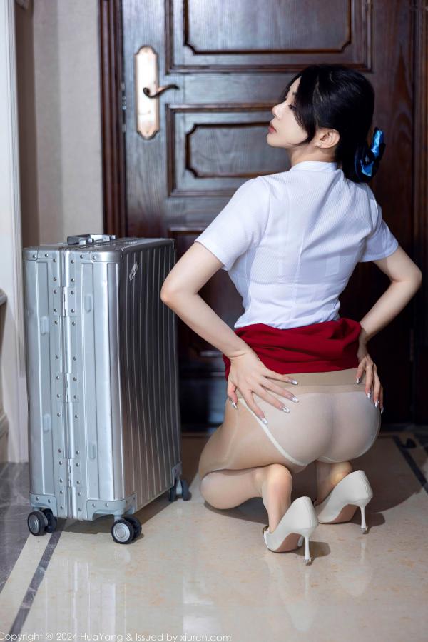    HuaYang花漾-605-凯竹Quinn-空姐制服诱惑系列，白衬衫红短裙配丝袜高跟，展现职场女神的性感魅力，演绎极致大尺度私房写真第32张图片